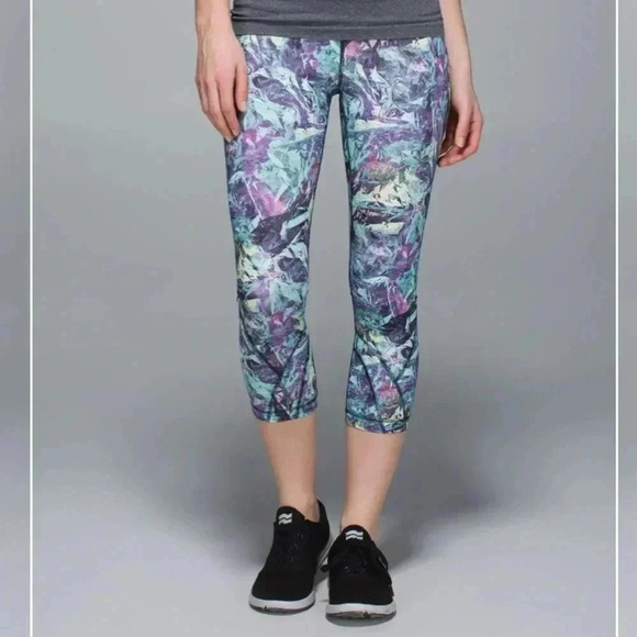 Lululemon run inspire crop 11, 21 1/2” - Picture 2 of 11